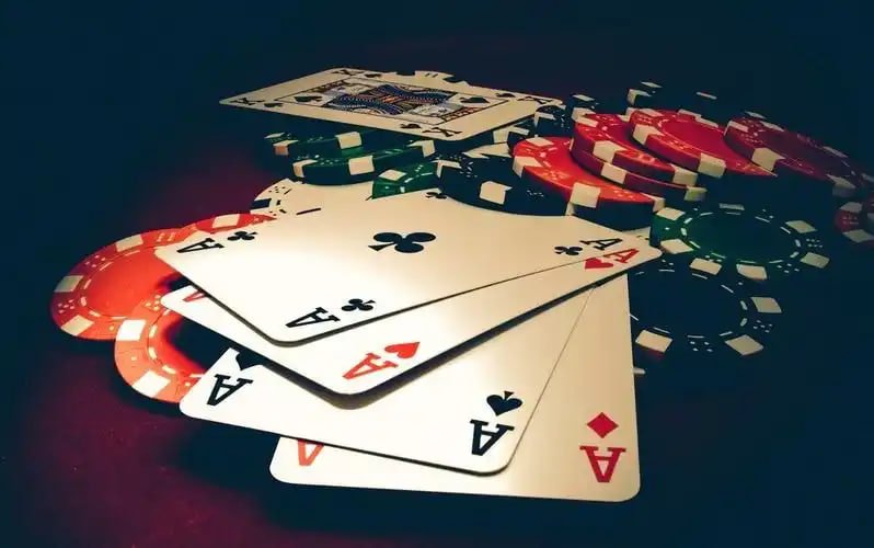 lwbet Live Casino နှင့် Slots ဂိမ်းများ ကစားနေသော မြင်ကွင်း